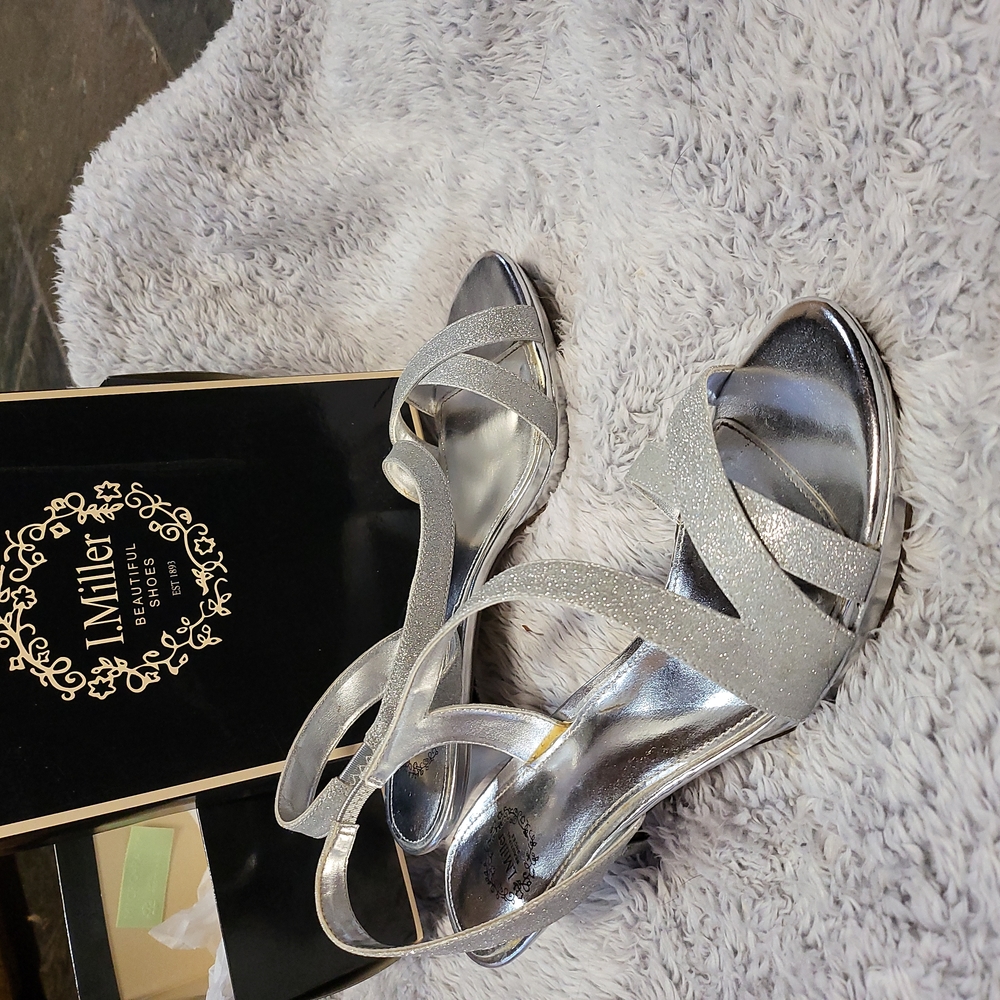 I. Miller beautiful shoes NORIANA-YG silver size 8